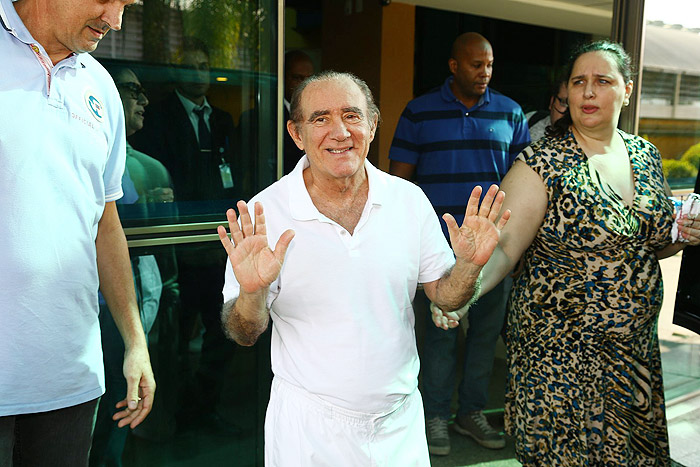 Renato Aragão deixa o hospital acompanhado da esposa