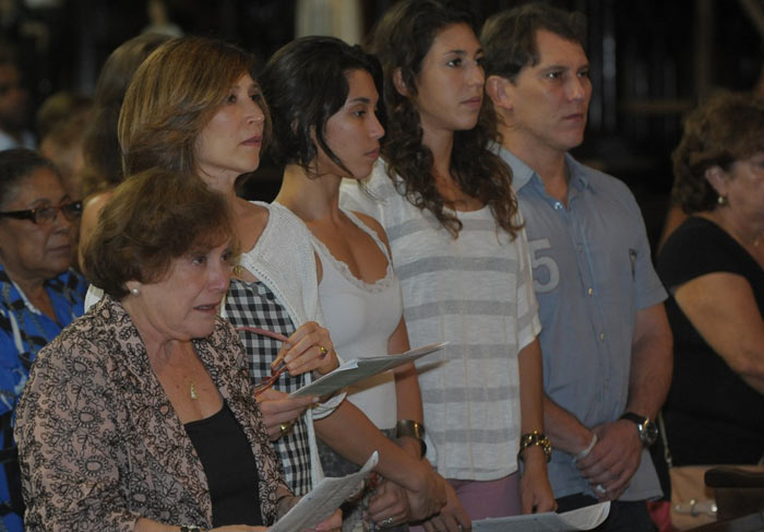 Família celebra a missa de sétimo dia a Paulo Goulart