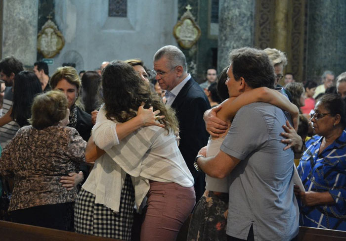 Família celebra a missa de sétimo dia a Paulo Goulart