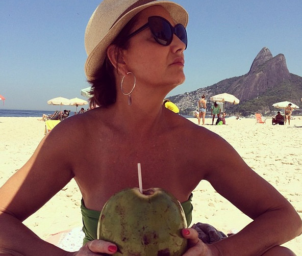 Luiza Brunet pega praia no Rio: “Energia positiva”