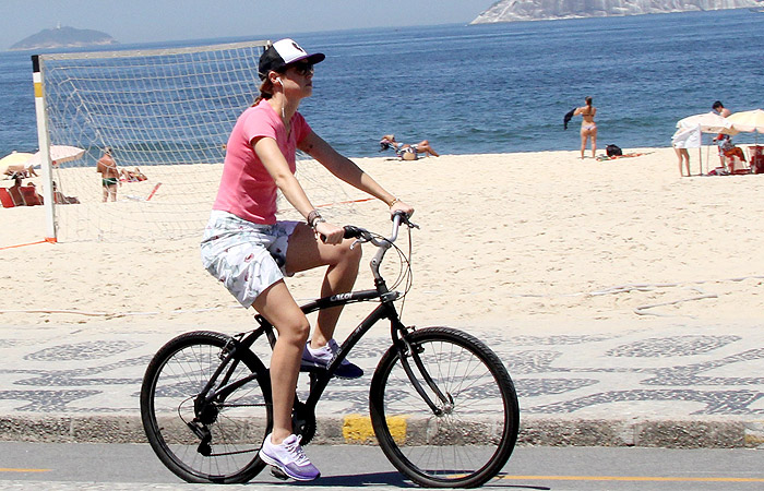 Luana Piovani pedala na orla do Leblon, no Rio