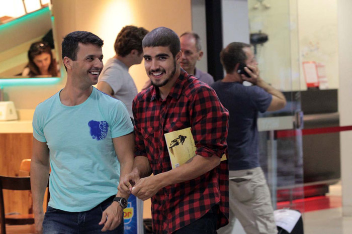  Caio Castro embarca sorridente no aeroporto de Congonhas em São Paulo