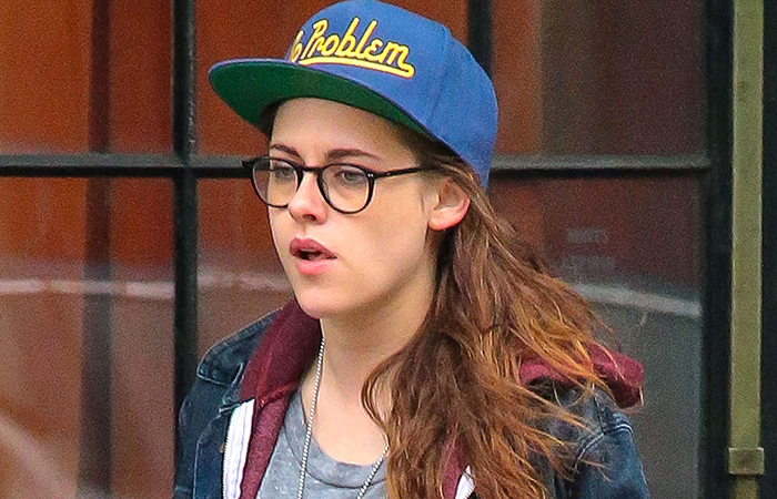 Estilosa, Kristen Stewart passeia por Nova York