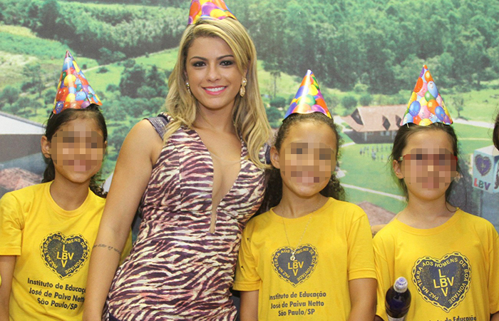  Babi Rossi visita alunos do colégio Boa Vontade em São Paulo para festa de aniversário