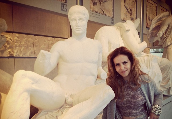 Com a escultura do jovem Dioniso no Museu Arqueológico da Acrópoles, Atenas, comenta Leona Cavalli em um de seus vários passeios pela Grécia