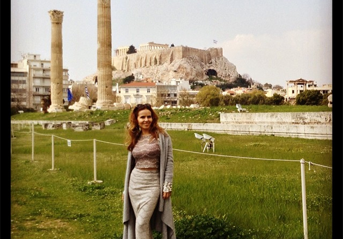 Leona Cavalli declara sobre a visita ao templo de Zeus: Nas colunas do Templo de Zeus, em frente a Acrópoles... como uma saudade revisitada em realidade.