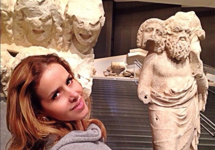 Leona Cavalli visita escultura de Dionísio em museu: Com a escultura do antigo Dioniso com as máscaras do seu Teatro, no Museu arqueológico da Acrópoles, Athenas.