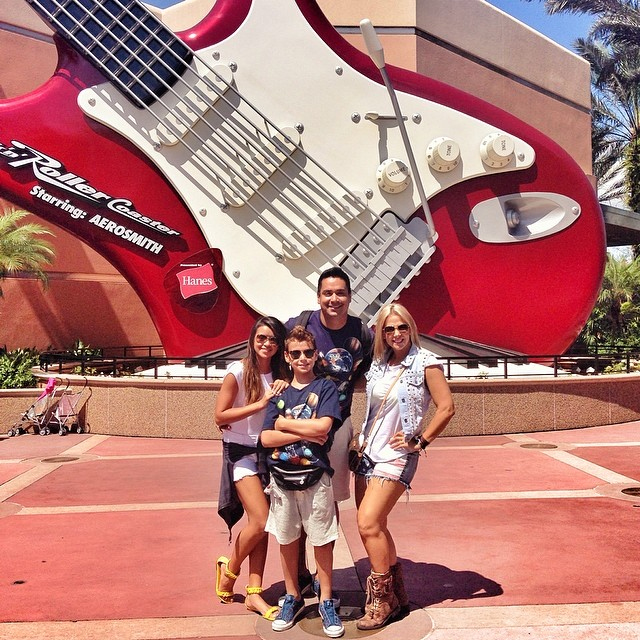 Xanddy curte parque da Disney com o filho, Victor Alexandre