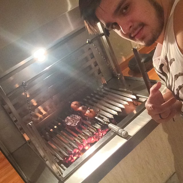  Luan Santana faz churrasco e deixa fãs com água na boca no Instagram