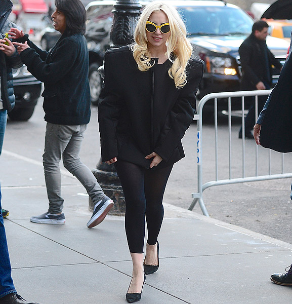 Lady Gaga usa modelito inspirado no anos 80