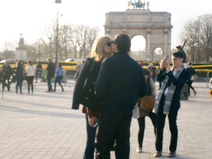 Heidi Klum enche o novo namorado de beijos, em Paris