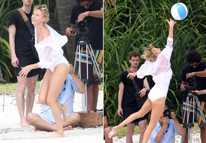 De maiô, Charlize Theron brinca com bola em praia na Flórida