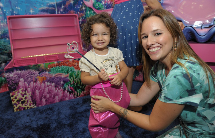 Mariana Belém se diverte com a filha em exposição infantil