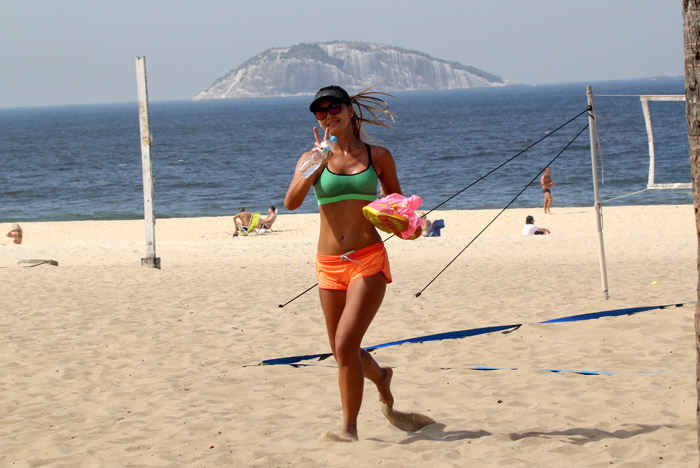 Letícia Wiermann joga tênis de praia e exibe o corpo bronzeado