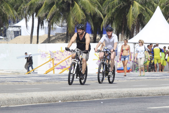  Russell Crowe pedala na orla de Ipanema, no Rio de Janeiro