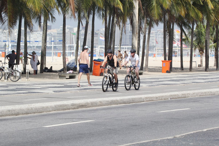  Russell Crowe pedala na orla de Ipanema, no Rio de Janeiro