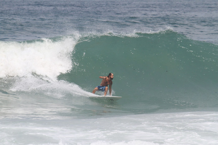 Paulo Vilhena exibe todo seu talento surfando na Prainha, no Rio de Janeiro