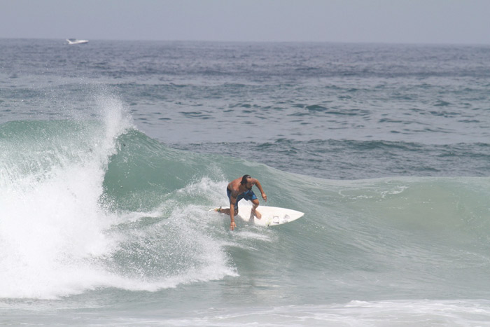 Paulo Vilhena exibe todo seu talento surfando na Prainha, no Rio de Janeiro