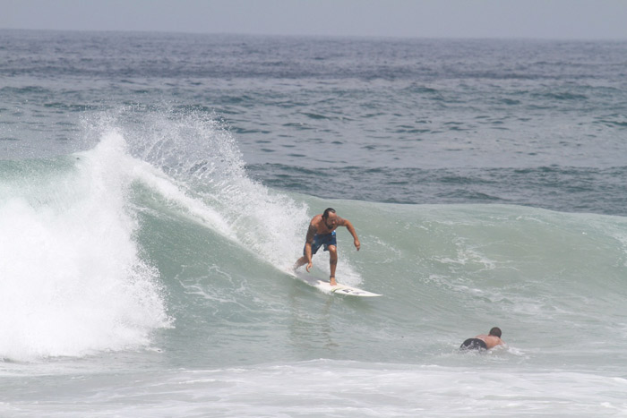 Paulo Vilhena exibe todo seu talento surfando na Prainha, no Rio de Janeiro