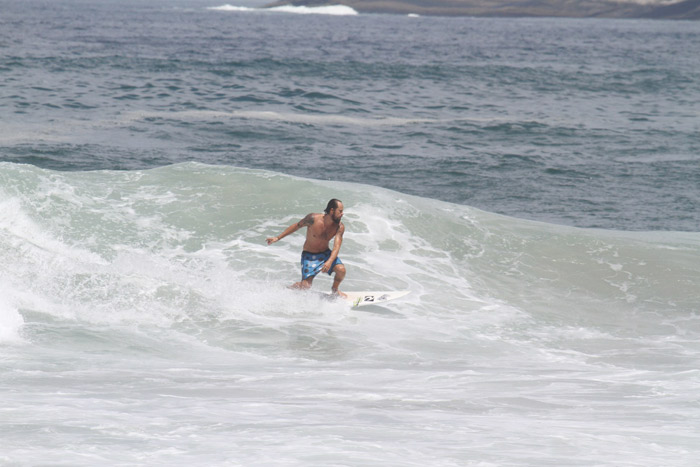 Paulo Vilhena exibe todo seu talento surfando na Prainha, no Rio de Janeiro