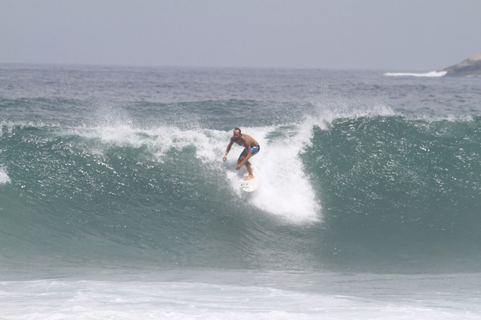 Paulo Vilhena exibe todo seu talento surfando na Prainha, no Rio de Janeiro