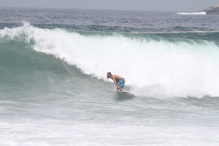 Paulo Vilhena exibe todo seu talento surfando na Prainha, no Rio de Janeiro