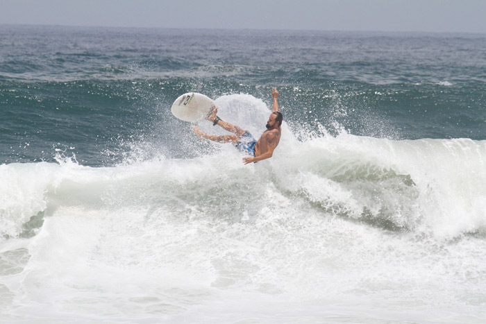 Paulo Vilhena exibe todo seu talento surfando na Prainha, no Rio de Janeiro