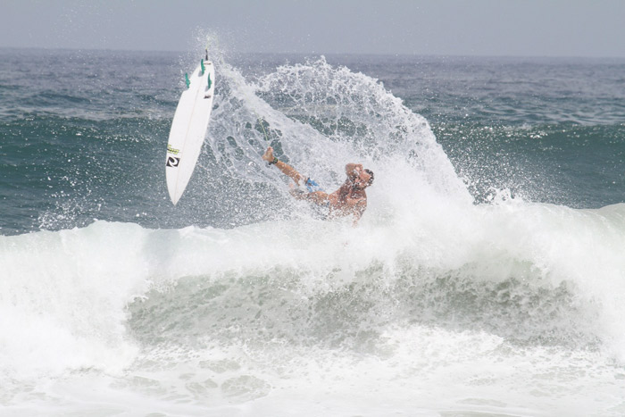 Paulo Vilhena exibe todo seu talento surfando na Prainha, no Rio de Janeiro