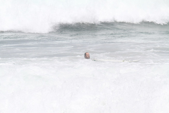 Paulo Vilhena exibe todo seu talento surfando na Prainha, no Rio de Janeiro