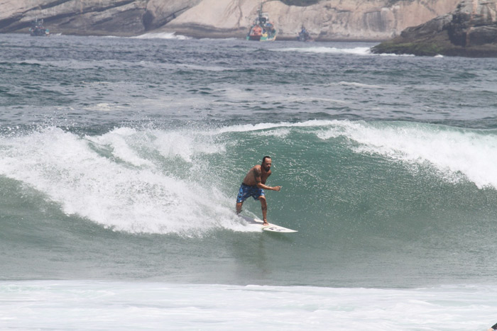 Paulo Vilhena exibe todo seu talento surfando na Prainha, no Rio de Janeiro