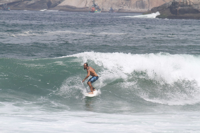 Paulo Vilhena exibe todo seu talento surfando na Prainha, no Rio de Janeiro