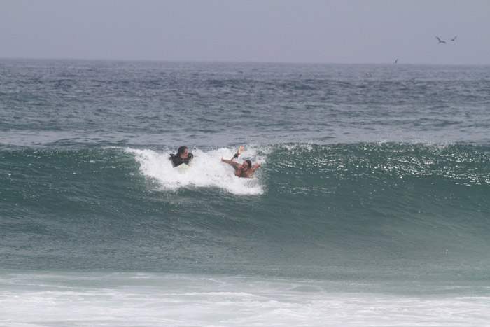 Paulo Vilhena exibe todo seu talento surfando na Prainha, no Rio de Janeiro