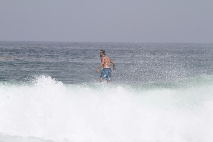 Paulo Vilhena exibe todo seu talento surfando na Prainha, no Rio de Janeiro