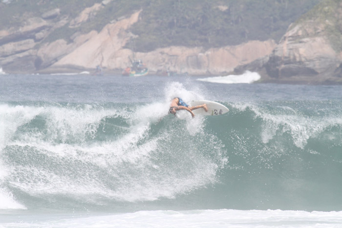 Paulo Vilhena exibe todo seu talento surfando na Prainha, no Rio de Janeiro