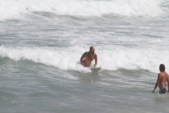  Paulo Vilhena exibe todo seu talento surfando na Prainha, no Rio de Janeiro