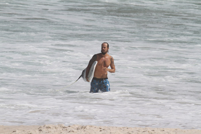  Paulo Vilhena exibe todo seu talento surfando na Prainha, no Rio de Janeiro