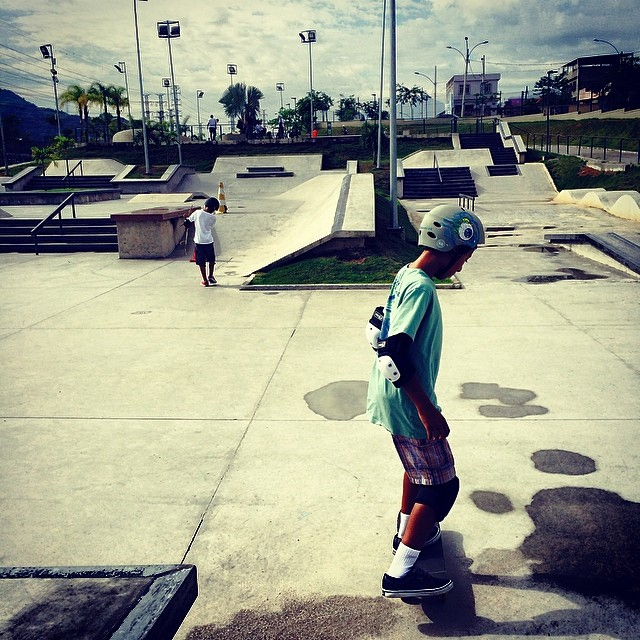 Hélio de La Peña protesta contra situação de pista de skate