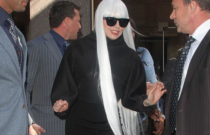 Lady Gaga é clicada com cabelos super longos