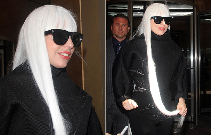 Lady Gaga é clicada com cabelos super longos