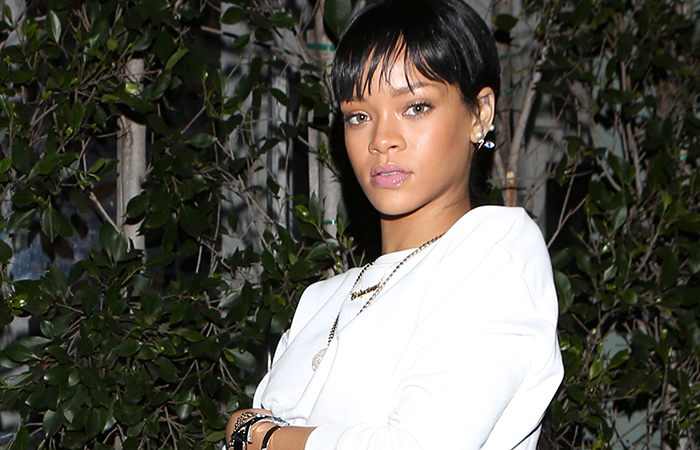 Rihanna sai com saia transparente