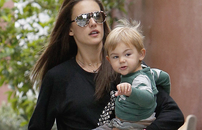 Alessandra Ambrosio passeia com o filho Noah