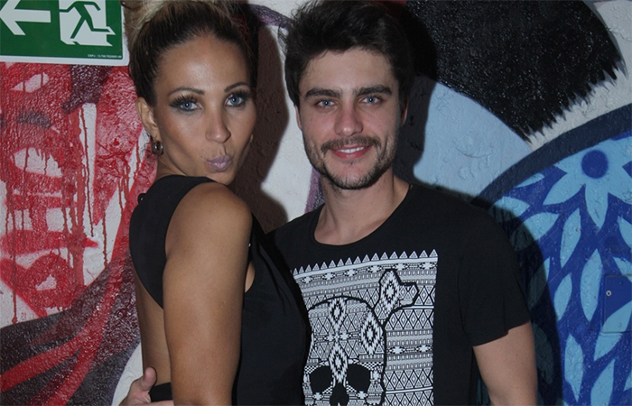 Carla Diaz e Guilherme Leicam curtem show de Valesca Popozuda em São Paulo