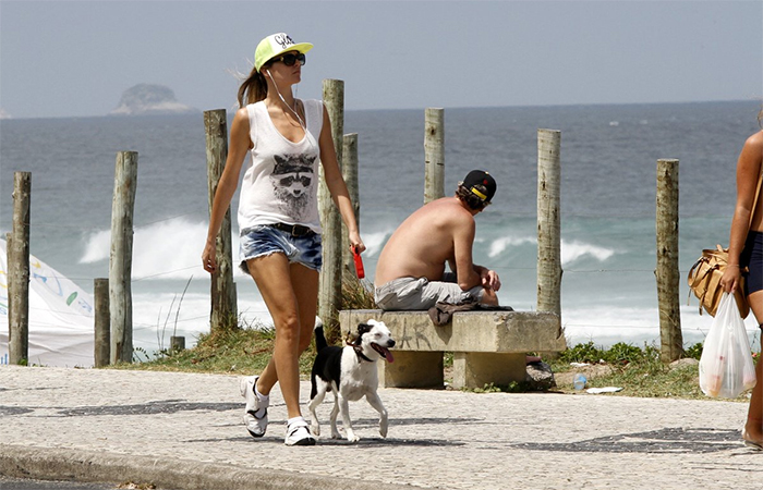 Ellen Jabour leva cachorrinho para passear e aproveita para tomar sol