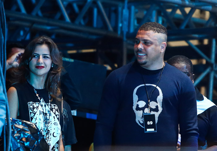 Ronaldo Fenômeno confere show do Metallica ao lado da noiva Paula Morais