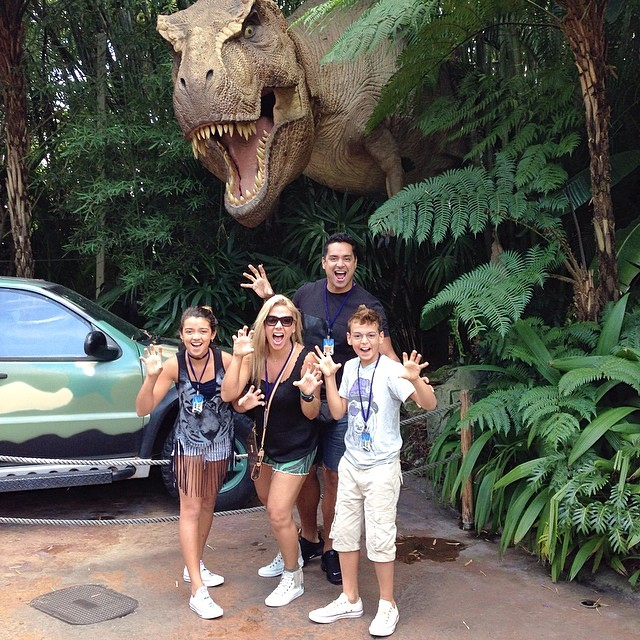 Férias em família! Xanddy e Carla Perez se divertem com os filhos no Universal Studios