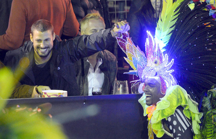 Cauã Reymond agita Carnaval na Argentina