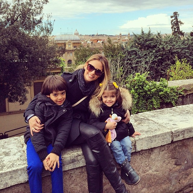 Mulher de Kaká posta fotos com os filhos, em Roma