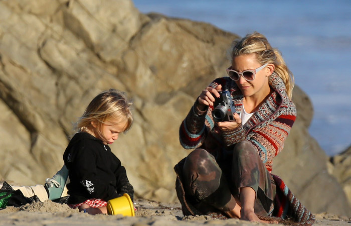 Kate Hudson se diverte com o filho em praia de Malibu