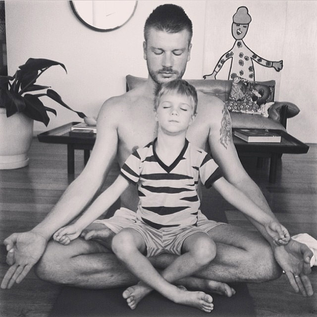 Rodrigo Hilbert faz ioga com o filho