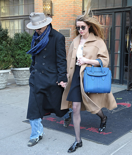 Estiloso, Johnny Depp passeia com a noiva em Nova York